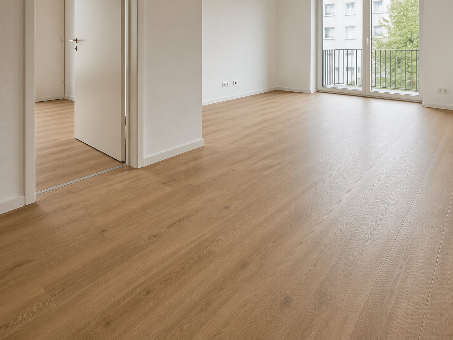 Neu verlegter Boden mit sauberen Anschlüssen